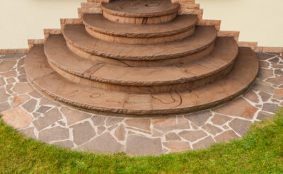 Positive Kegeltreppe aus braunem Buntsandstein mit Imprgnierung – Natursteintreppe Natursteintreppe