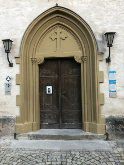 Historische Gebäude sanieren – Eingang oder Einlass nachher.